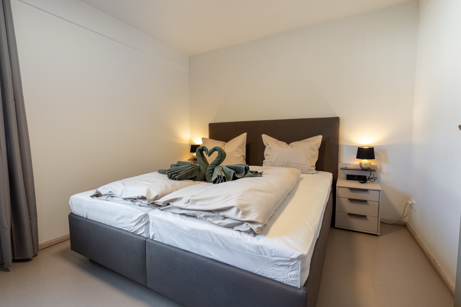 Schlafzimmer mit Doppelbett und Nachttischen