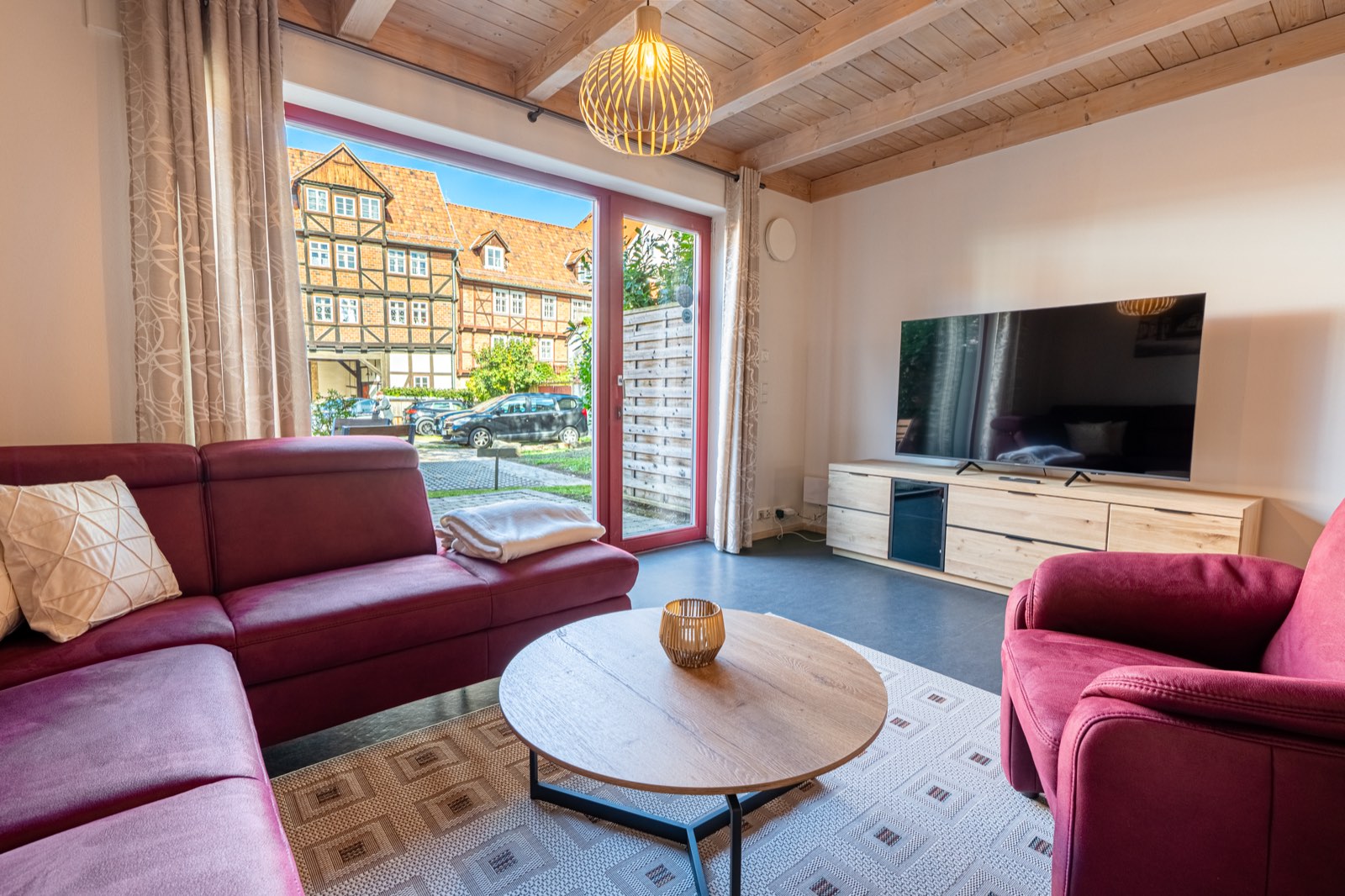 Wohnzimmer des Stadt-Apartments am Stieg mit Blick auf die Quedlinburger Fachwerkhäuser
