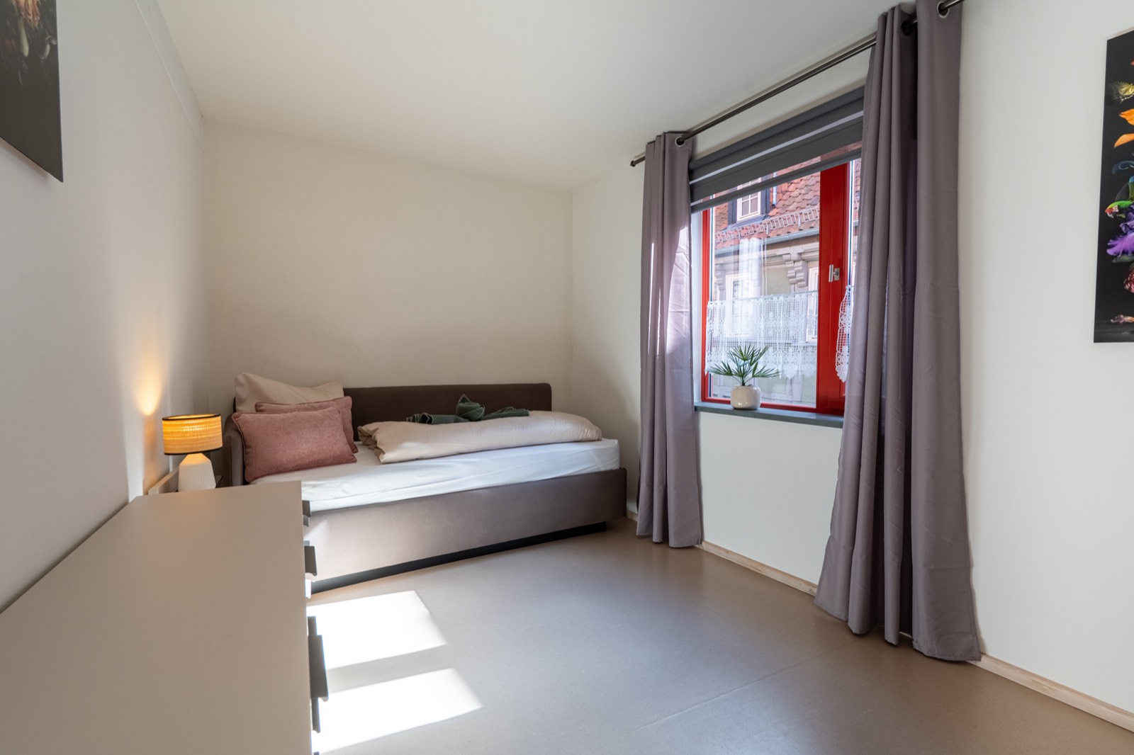 Schlafzimmer in Lodge 5 mit Einzelbett und Fenster zur Altstadt