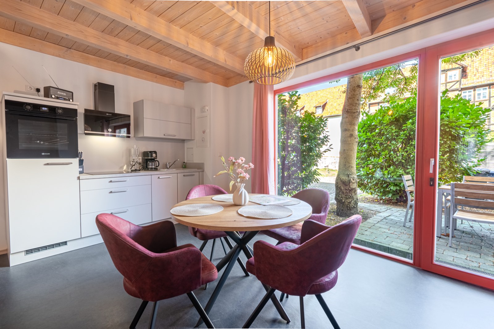 Küche in Lodge 5 mit Esstisch und Zugang zur Terrasse