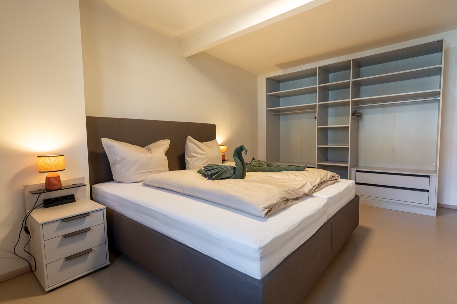Hauptschlafzimmer in Lodge 5 mit Doppelbett und Einbauschrank