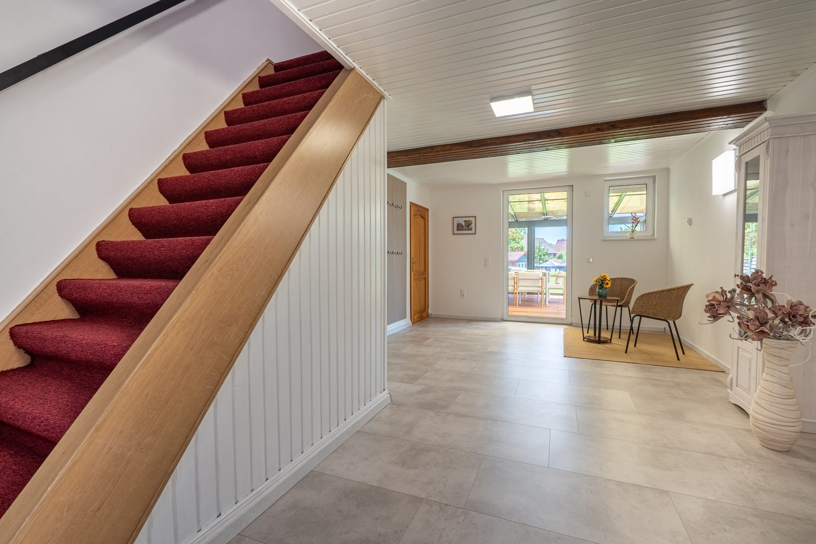 Eingangsflur mit Treppe der Wellness Lodge Reddeber