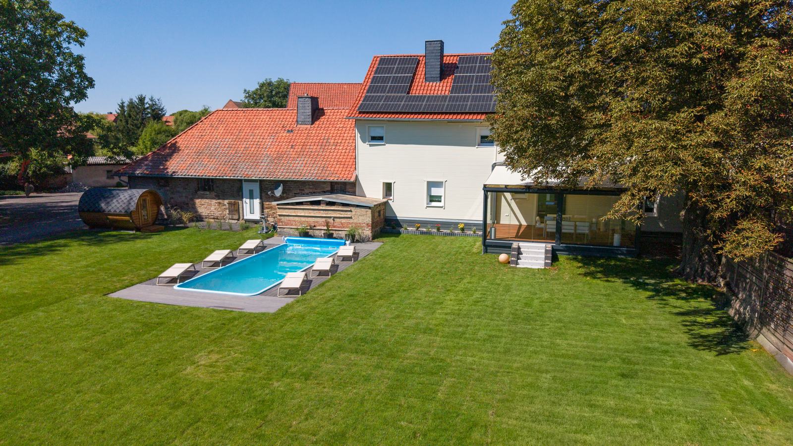 Gartenanlage mit Sauna und Pool am Mikro-Camping Reddeber