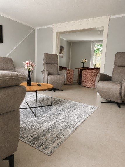 Heller Wohnbereich der Wellness Lodge Reddeber
